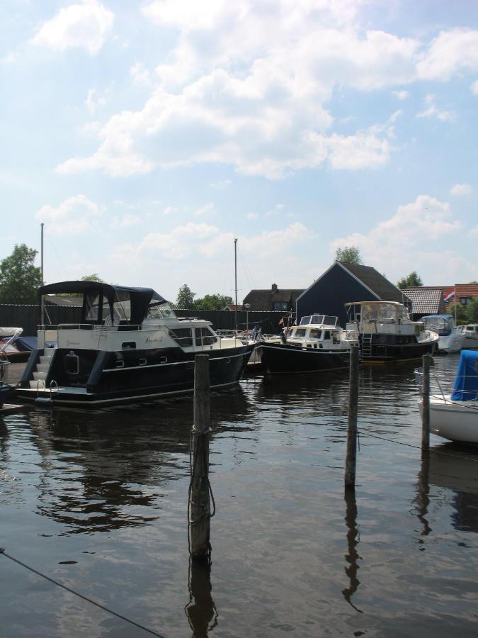 Bed-On-A-Boat Hotell Giethoorn Eksteriør bilde