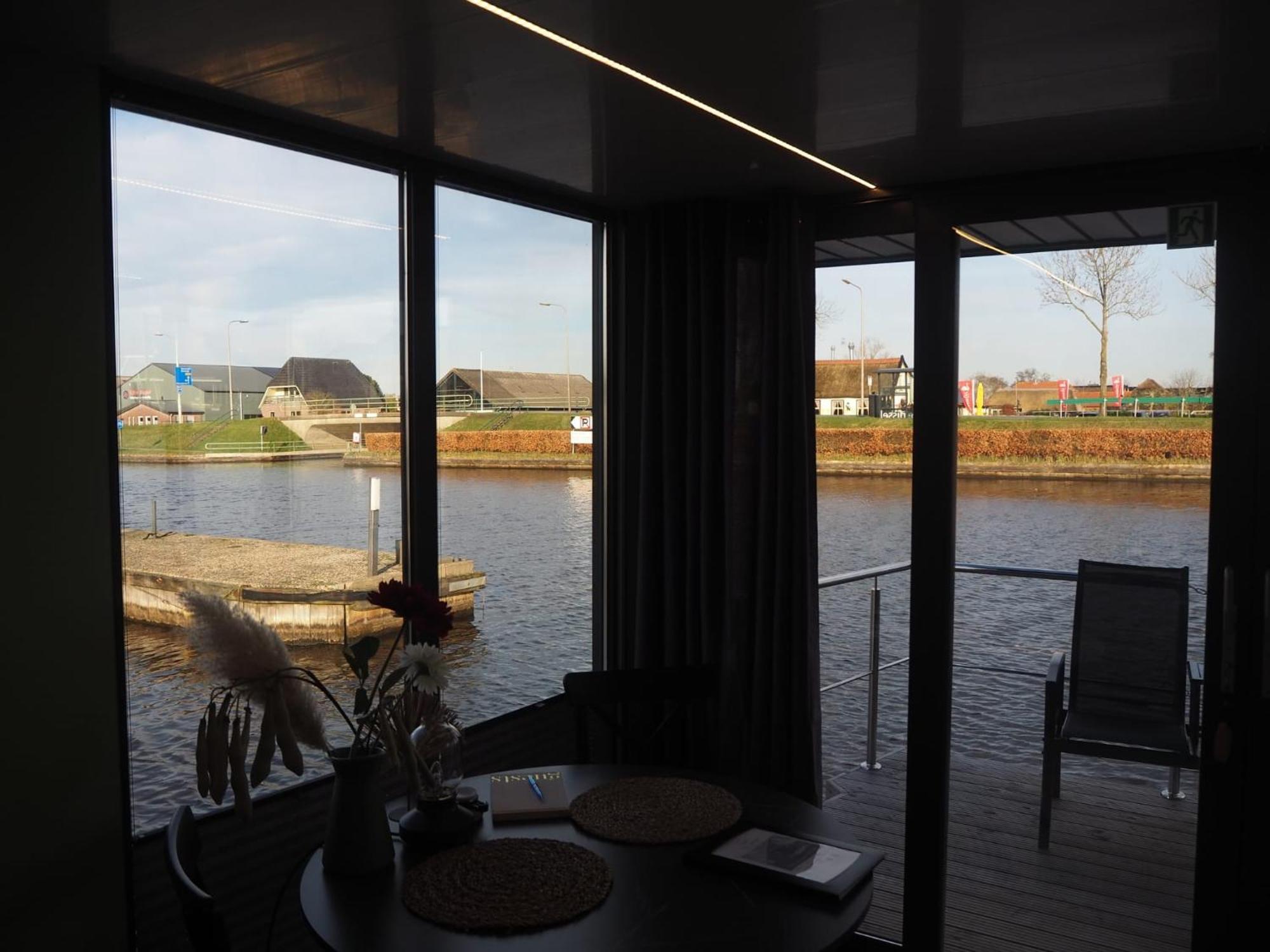 Bed-On-A-Boat Hotell Giethoorn Eksteriør bilde