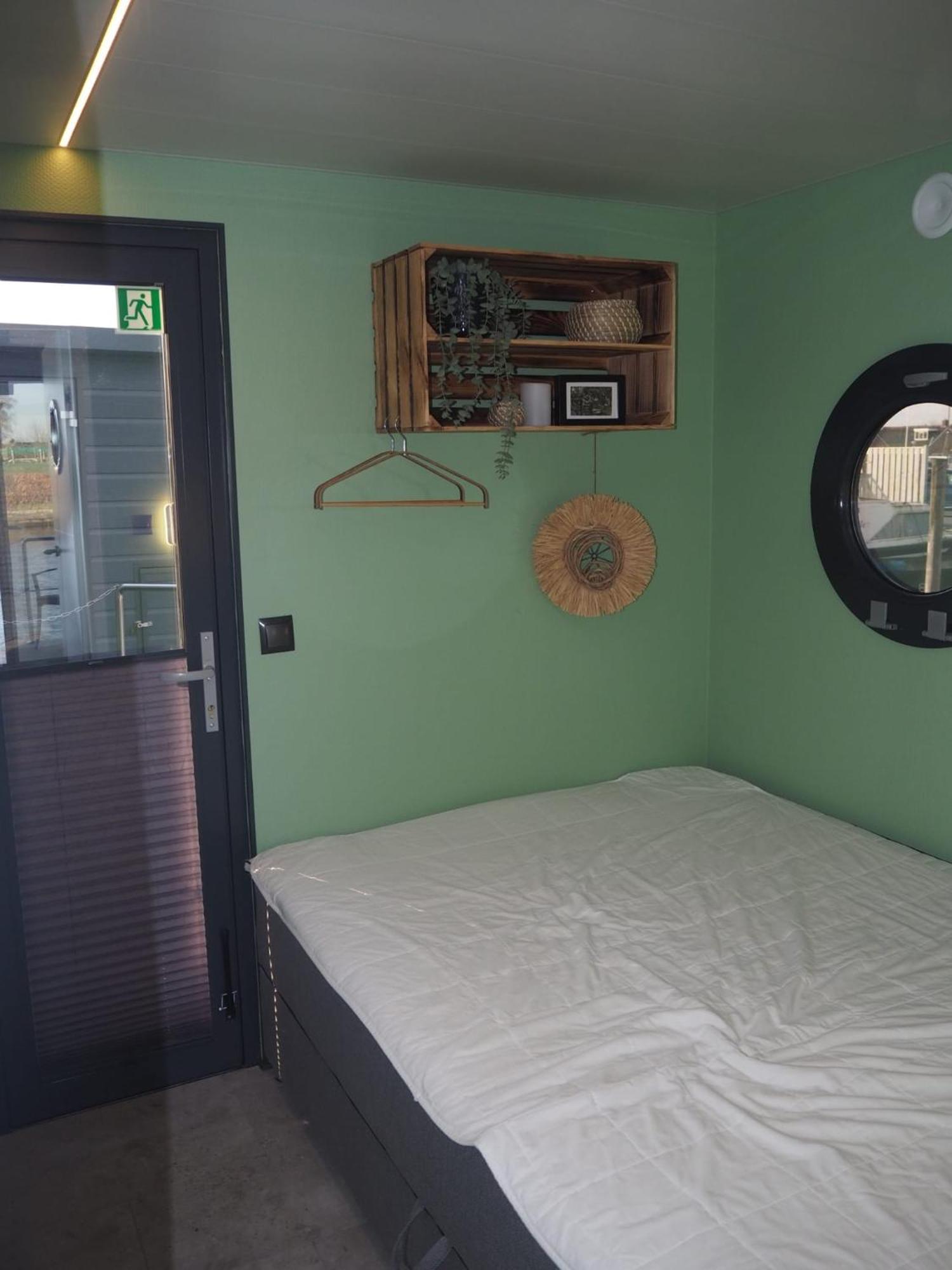 Bed-On-A-Boat Hotell Giethoorn Rom bilde