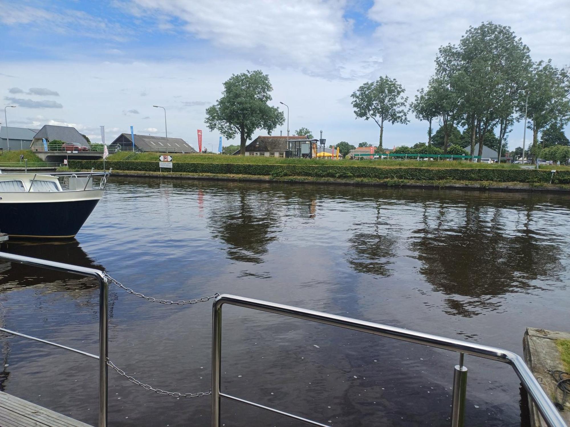 Bed-On-A-Boat Hotell Giethoorn Eksteriør bilde
